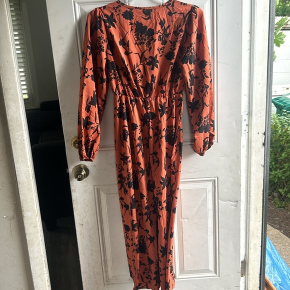 Flowery dress lil opening on the front bottom NWOT - Picture 2 of 3